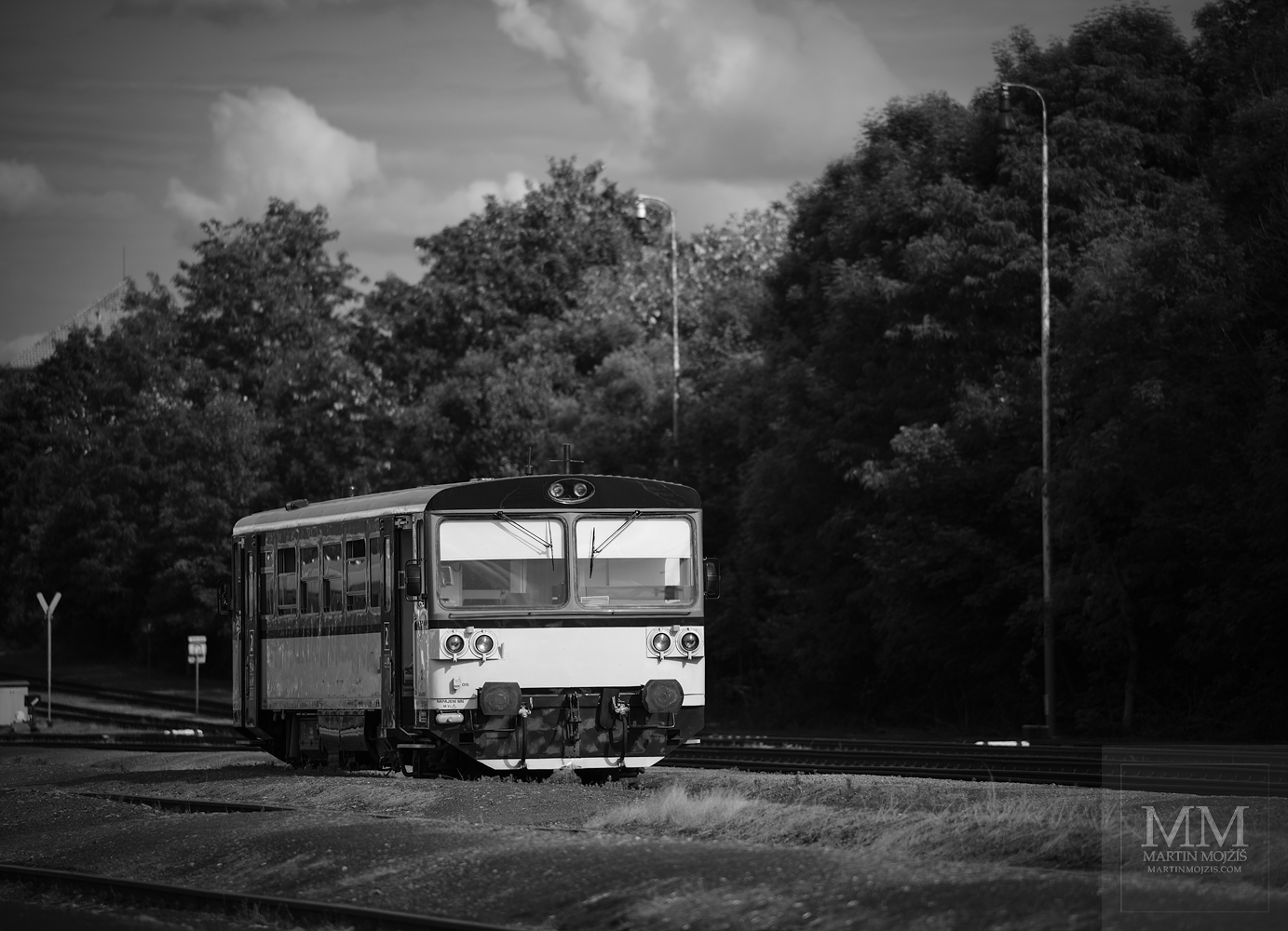 Motoráček odpočívá na nádraží před další cestou. Umělecká černobílá fotografie s názvem V ODPOČINKU II. Fotograf Martin Mojžíš.