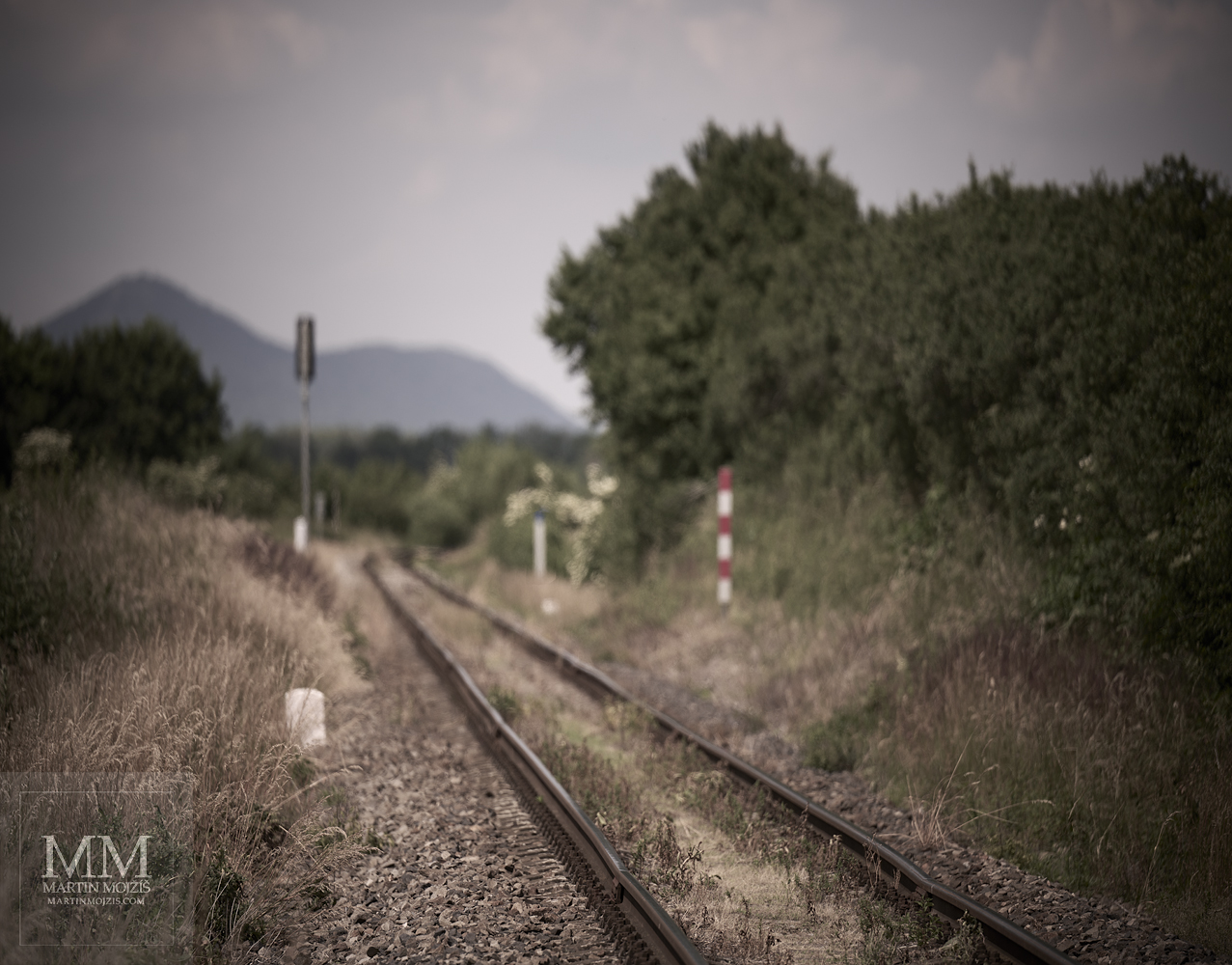 Železniční trať v krajině. Umělecká fotografie s názvem CESTA K SEVERU. Fotograf Martin Mojžíš.