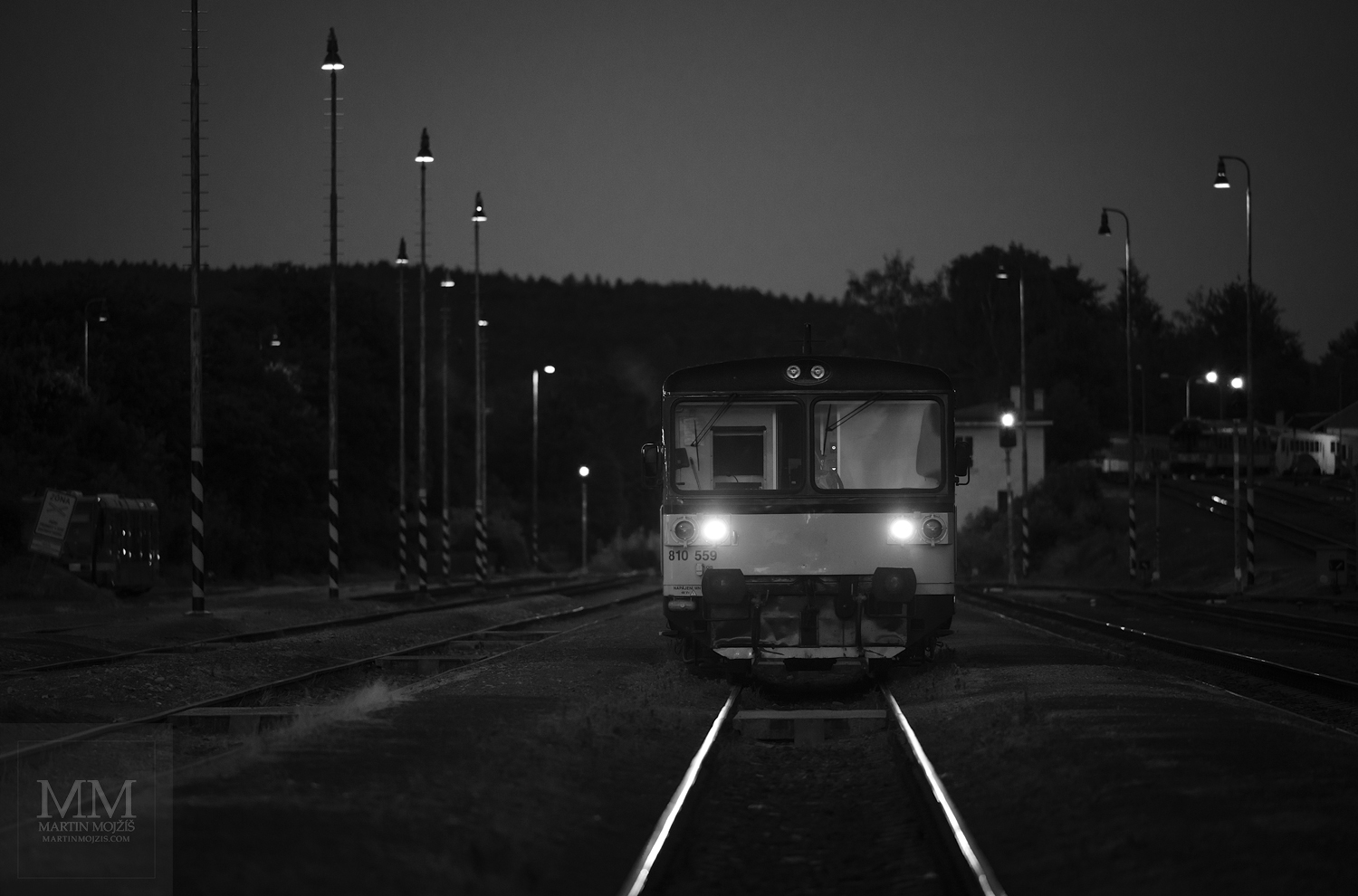 Motoráček a večerní nádraží. Umělecká černobílá fotografie s názvem VEČERNÍ MOTORÁČEK II. Fotograf Martin Mojžíš.