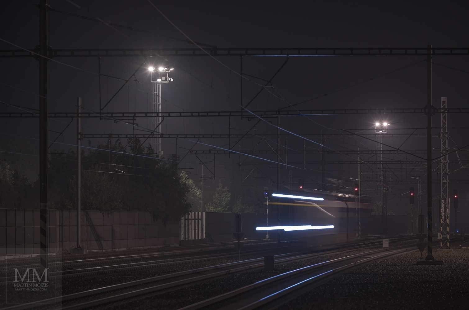Lokomotiva jedoucí po noční trati. Umělecká fotografie s názvem CESTA NOCÍ. Fotograf Martin Mojžíš.