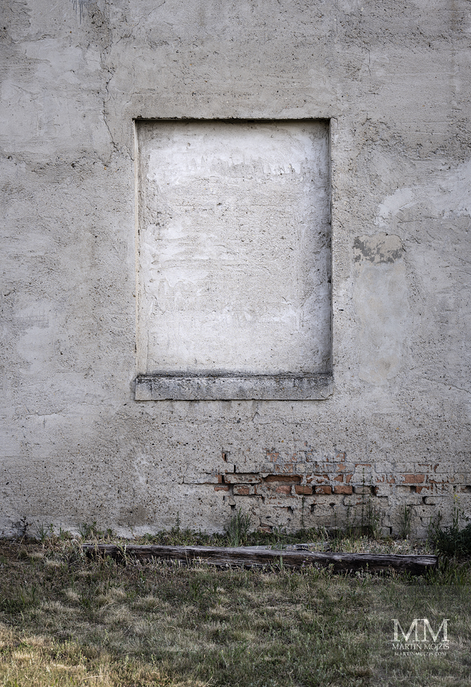 Zazděné okno ve stěně. Umělecká velkoformátová fotografie s názvem SOUKROMÍ. Fotograf Martin Mojžíš.