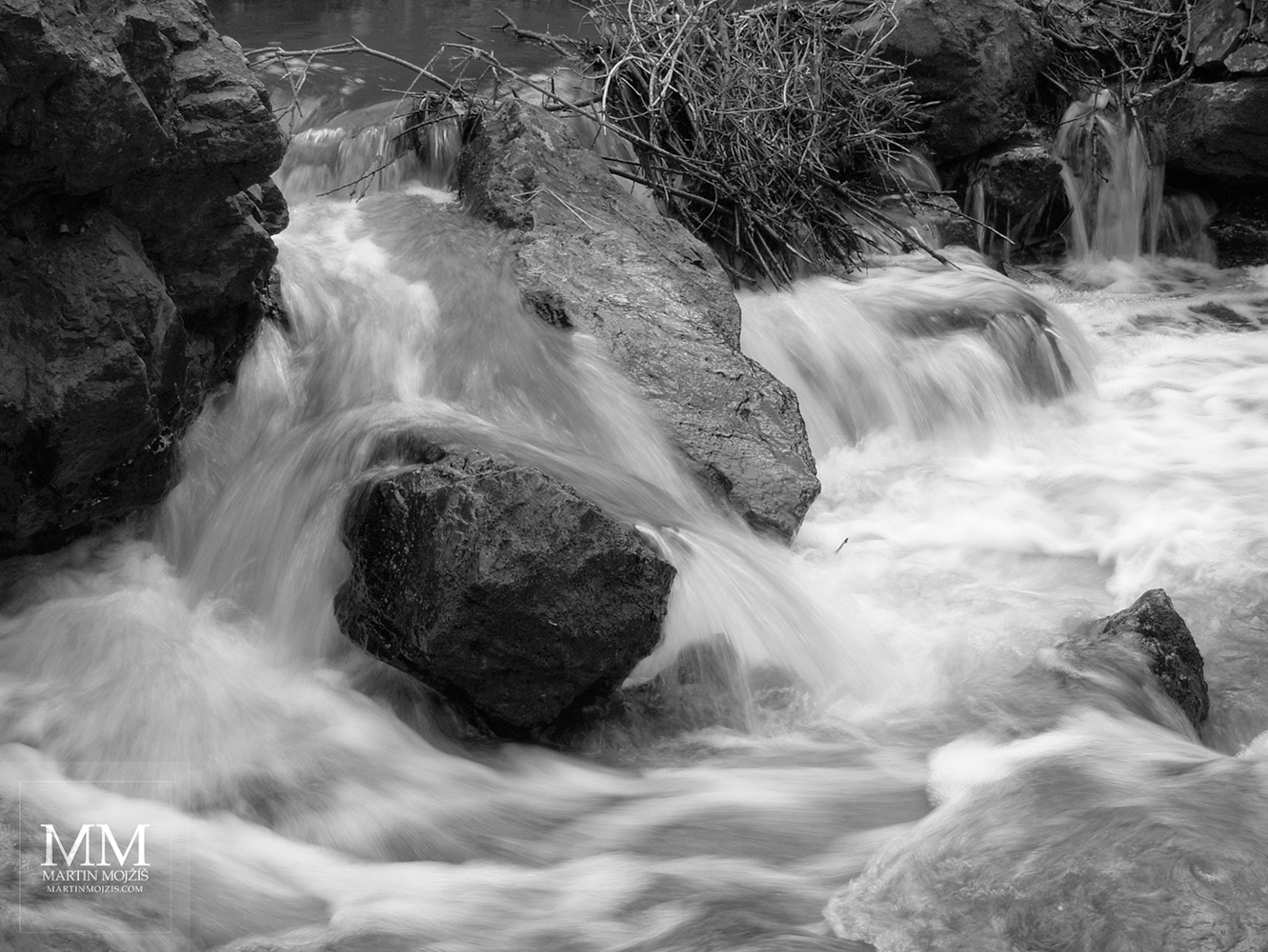 Vodopád v potoce, velké kameny. Fotografie s názvem VODOPÁD.