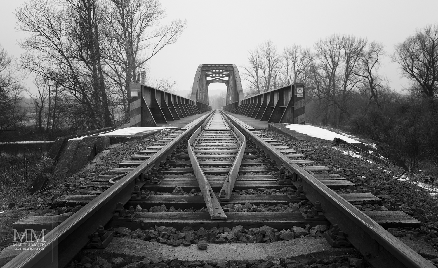 Pohled zblízka na přídržnice před začátkem mostu. Umělecká černobílá fotografie Martina Mojžíše s názvem PŘED MOSTEM.