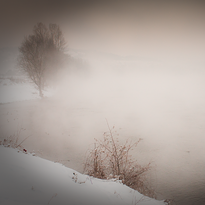 Krajina u řeky, mlha a sníh. Úvodní fotografie k Prodejní galerii fotografií. Velkoformátové autorské fotografie na prodej. Martin Mojžíš.