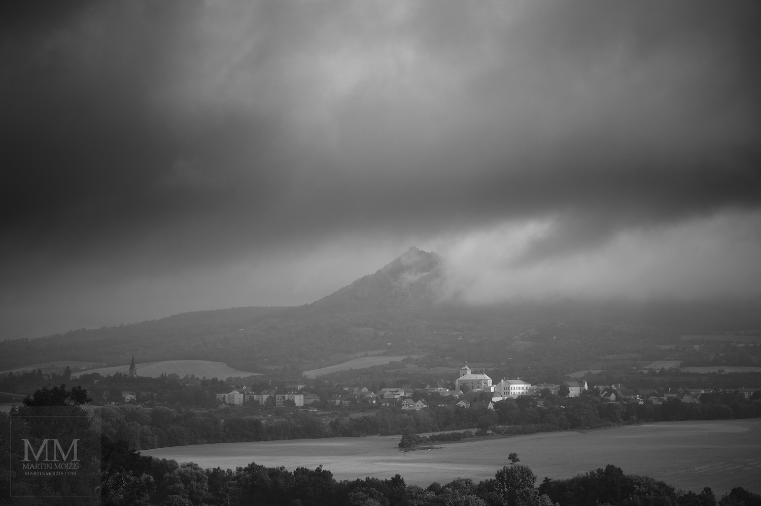 Umělecká velkoformátová fotografie Nízko letí mraky. Fotograf Martin Mojžíš.