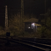 Velkoformátová umělecká fotografie strážního domku u trati v noci. Martin Mojžíš.