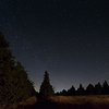 Velkoformátová umělecká fotografie noční krajiny s hvězdnou oblohou. Martin Mojžíš.