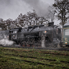 Velkoformátová umělecká fotografie parní lokomotivy na konci osobního vlaku. Martin Mojžíš.
