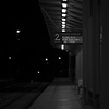 Železniční nádraží v noci.