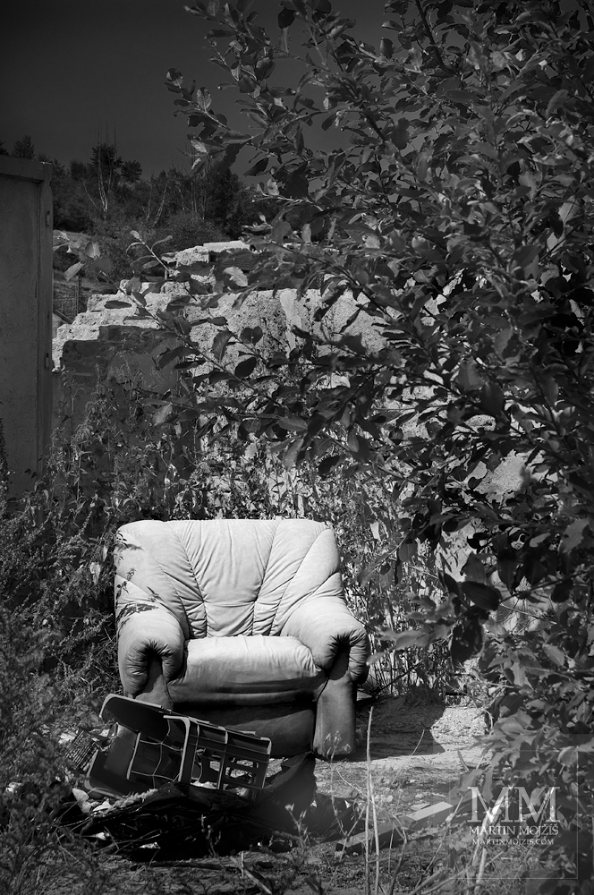 Křeslo ve zříceném domě. Umělecká černobílá fotografie Martina Mojžíše s názvem VÍTEJTE V MÉM DOMĚ I.