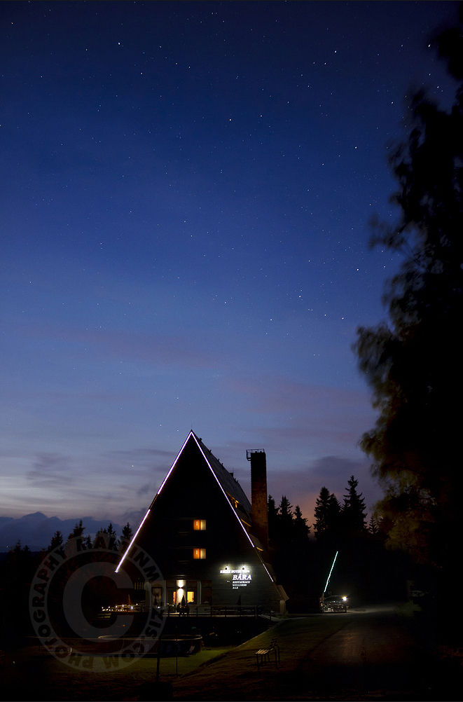 Horský hotel Bára v noci, nebe a hvězdy. Benecko, Krkonoše. Fotografie: © Martin Mojžíš. PROFESIONÁLNÍ FOTOGRAFOVÁNÍ EXTERIERŮ.