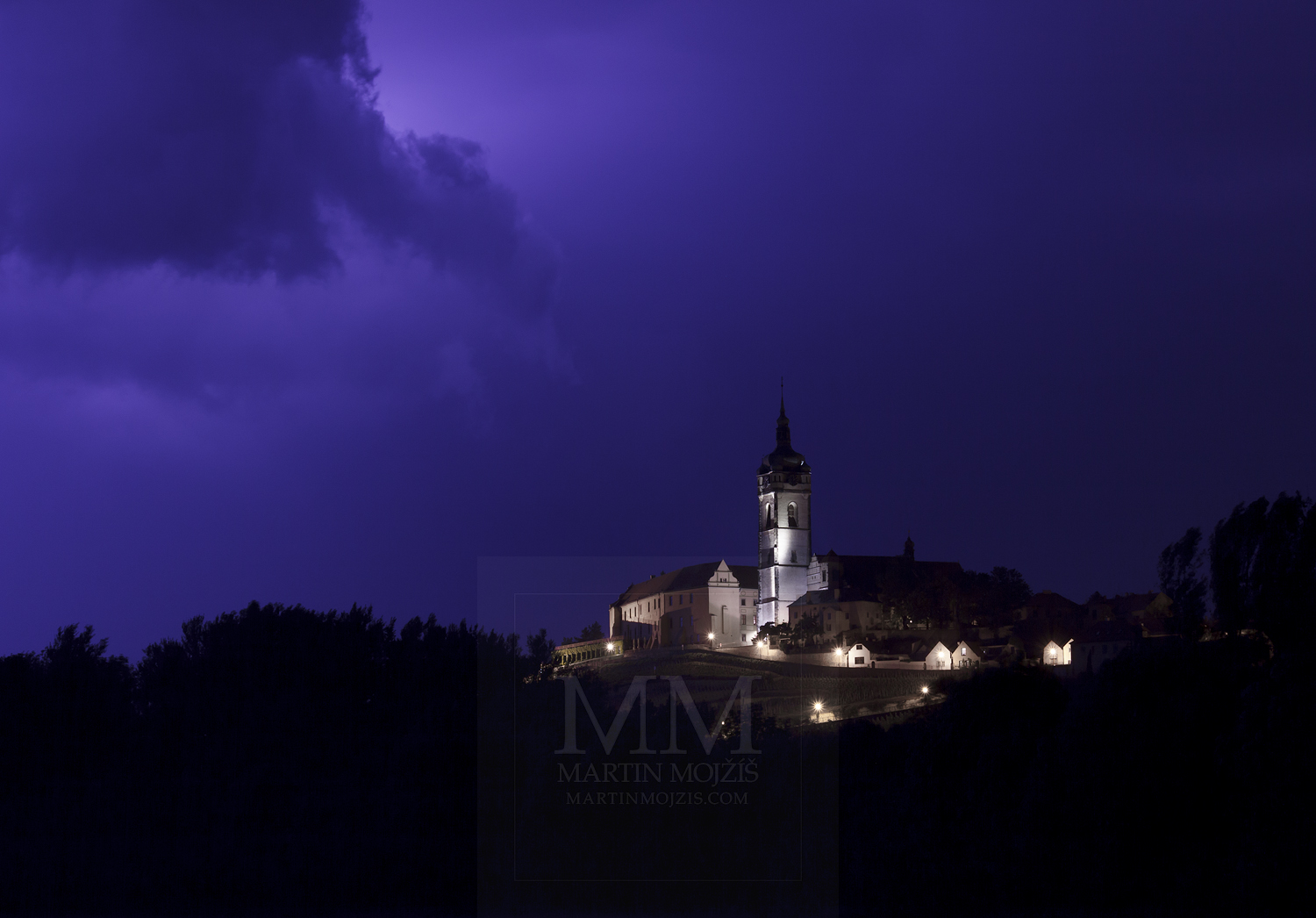 Zámek Mělník a kostel při bouřce. Fotografie: © Martin Mojžíš. PROFESIONÁLNÍ FOTOGRAFOVÁNÍ EXTERIERŮ.