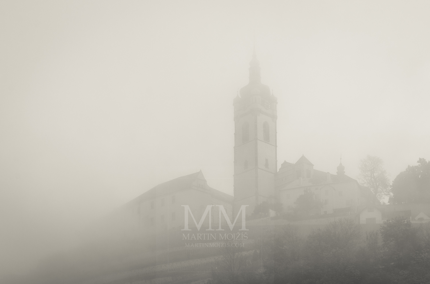 Zámek Mělník a kostel v mlze. Fotografie: © Martin Mojžíš. PROFESIONÁLNÍ FOTOGRAFOVÁNÍ EXTERIERŮ.