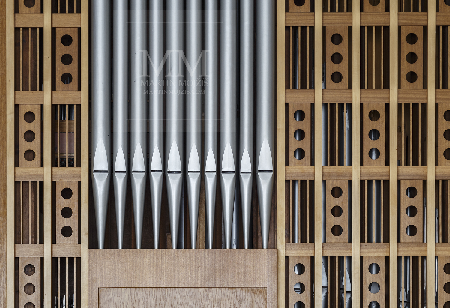 Melnik City Hall – organ in the ceremonial hall. Professional photography of architecture - interiors.